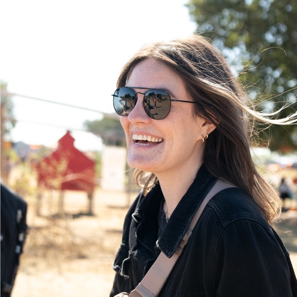 Hiya Pals! I’m your Posher, Kristen! ⭐️ - Picture 5 of 9